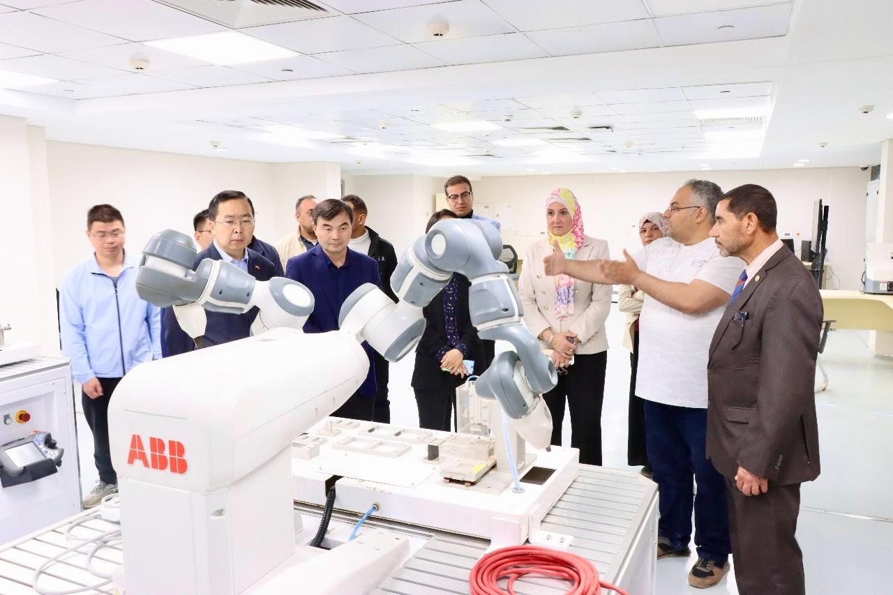 معهد بحوث الإلكترونيات يستقبل وفدًا صينيًّا لتعزيز التعاون