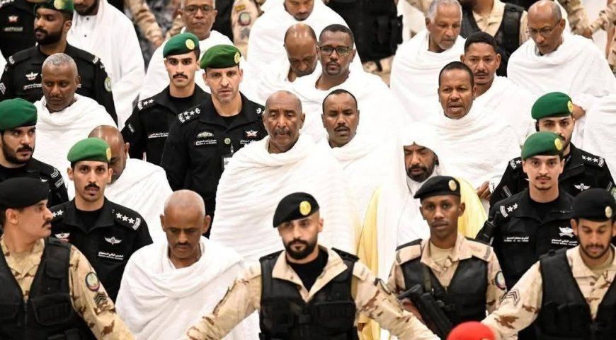 شاهد بالفيديو.. شاب سوداني يهتف لقائد الجيش “البرهان” أمام الكعبة المشرفة (يا كاهن) أثناء مروره بجانبه في العمرة ويثير ضحكات المتابعين