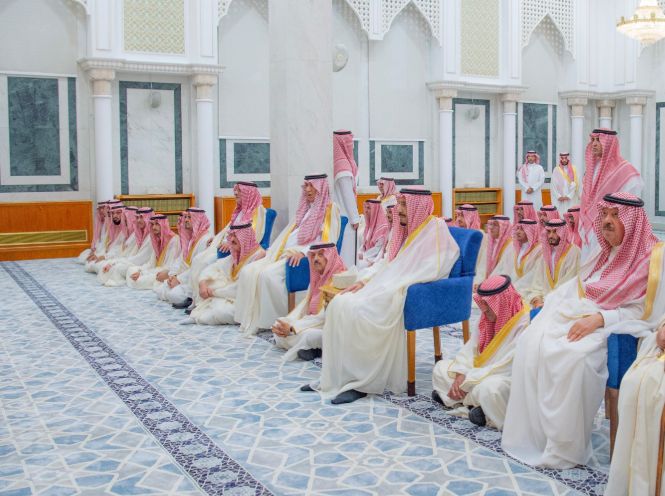 خادم الحرمين الشريفين يؤدى صلاة عيد الفطر فى قصر السلام بجدة