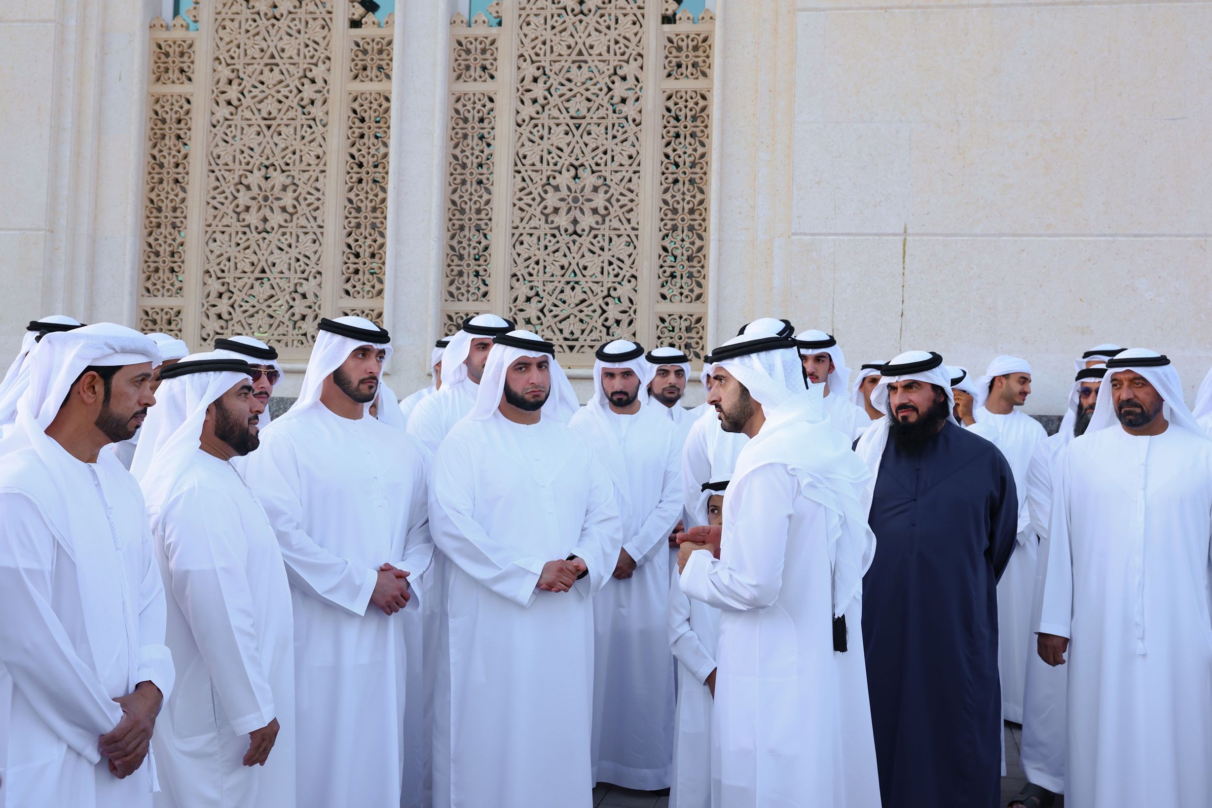 الامارات | حمدان بن محمد يؤدي صلاة عيد الفطر في مسجد زعبيل الكبير