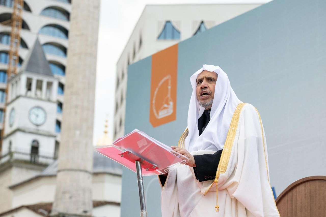 الأمين العام لرابطة العالم الإسلامي يُلقي خطبةَ عيد الفطر في أكبر جوامع ألبانيا ومنطقة البلقان