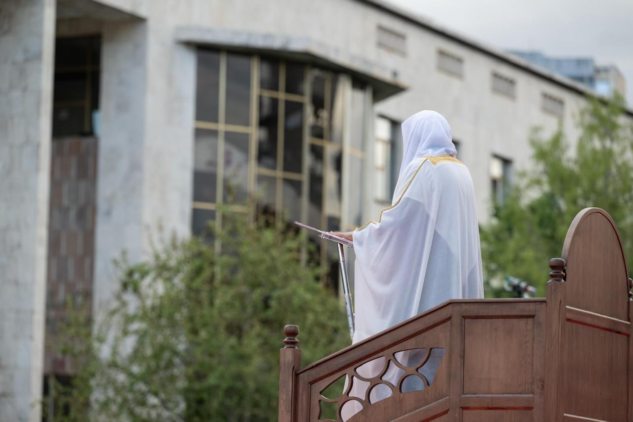 الأمين العام لرابطة العالم الإسلامي يُلقي خطبةَ عيد الفطر في أكبر جوامع ألبانيا ومنطقة البلقان