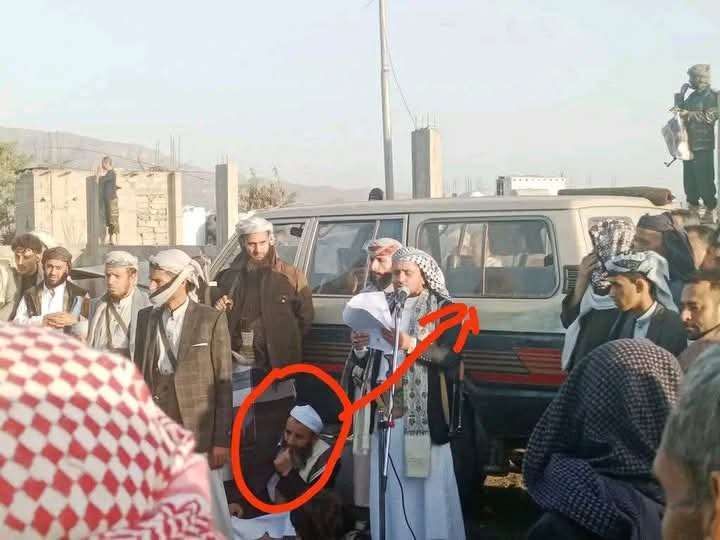 الحو ثيون يستبدلون خطيب العيد بعد 30 عاماً على المنبر.. شاهد ما فعله المصلين