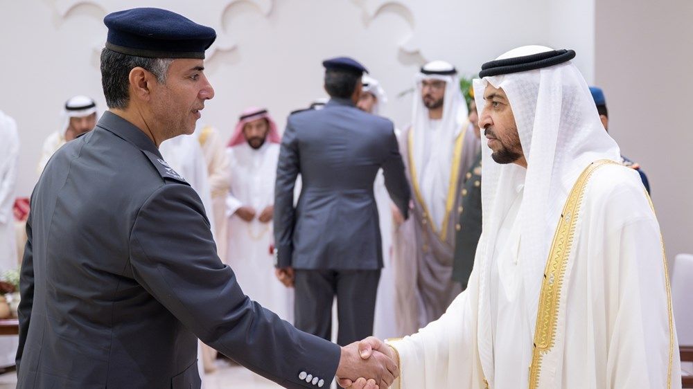 حمدان بن زايد يؤدي صلاة العيد ويستقبل المهنئين