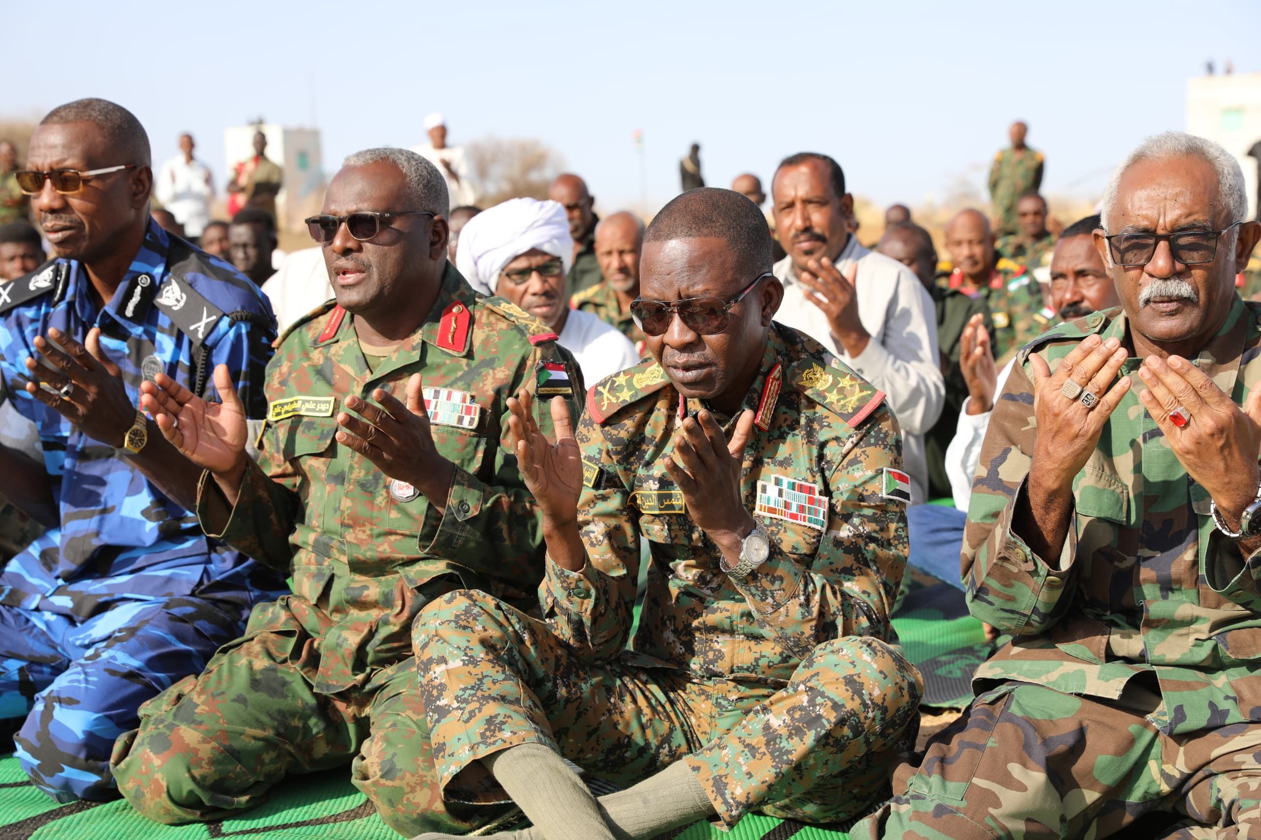 شاهد بالفيديو.. نائب قائد الجيش السوداني الفريق “كباشي” يؤدي صلاة العيد وسط الجنود والمواطنين