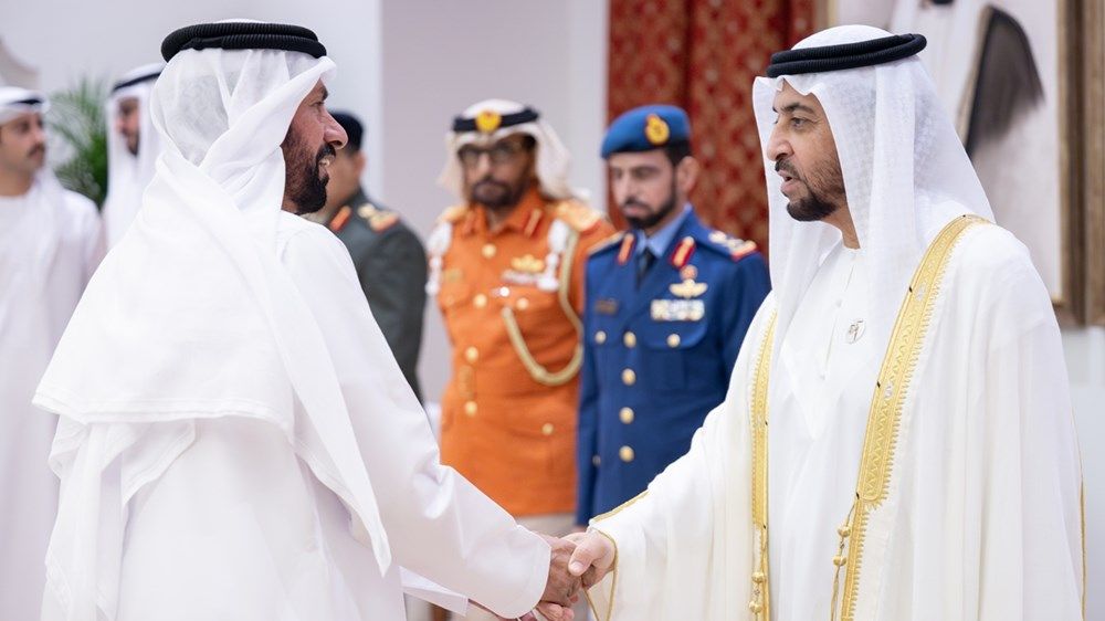 حمدان بن زايد يؤدي صلاة العيد ويستقبل المهنئين