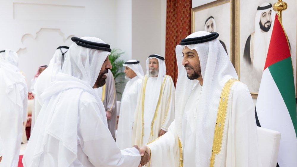 حمدان بن زايد يؤدي صلاة العيد ويستقبل المهنئين