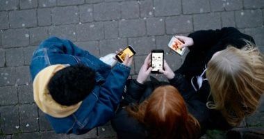 تكنولوجيا: معايدات العيد من التليفون الأرضي "أبو قرص" لـ رسائل الذكاء الاصطناعى والفويس نوت