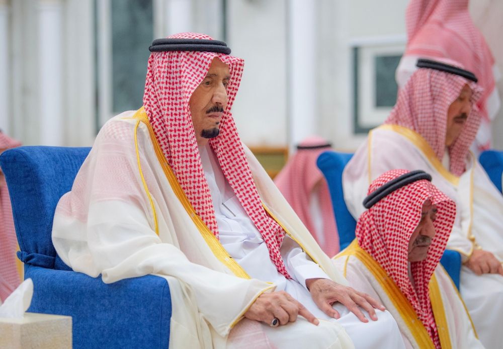 خادم الحرمين الشريفين يؤدي صلاة عيد الفطر في قصر السلام بجدة