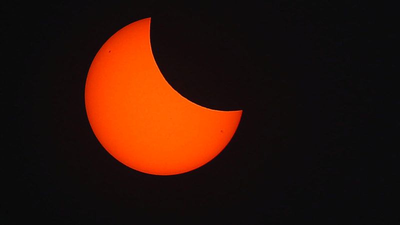 الامارات | القمر يضرب موعداً  مع الشمس  في كسوف جزئي