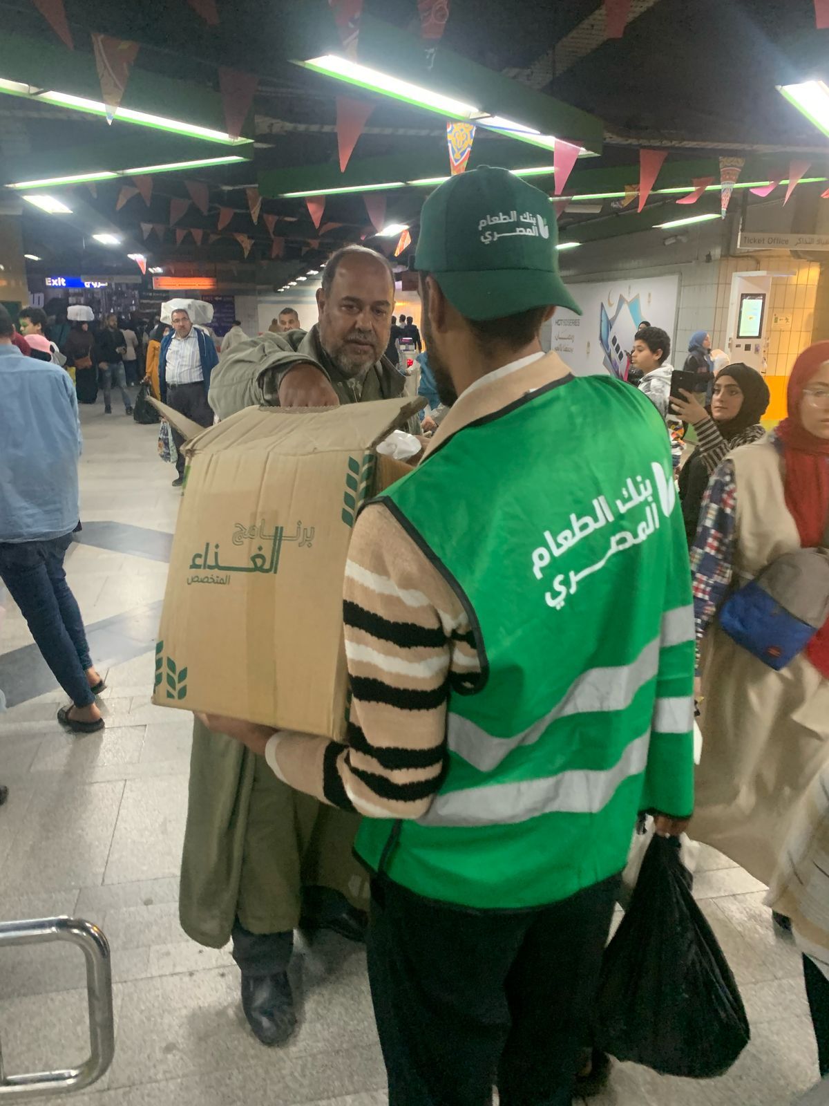 مترو الأنفاق: توزيع 150 ألف وجبة خفيفة لإفطار صائم بعدة محطات.. صور