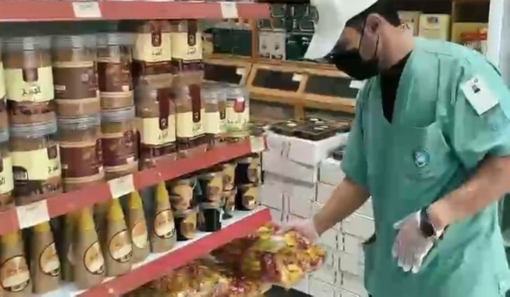 صور.. رصد عدد من المخالفات وإغلاق منشآت غذائية في الرياض