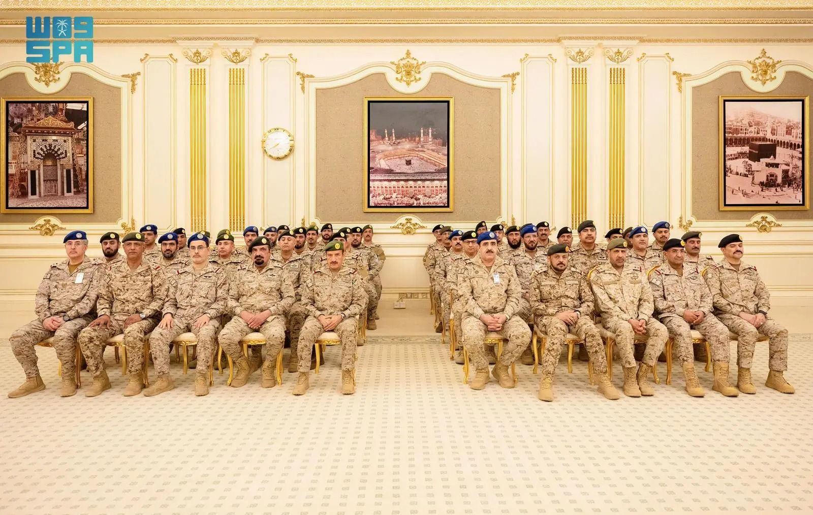 وزير الدفاع يستقبل قادة وزارة الدفاع للتهنئة بعيد الفطر