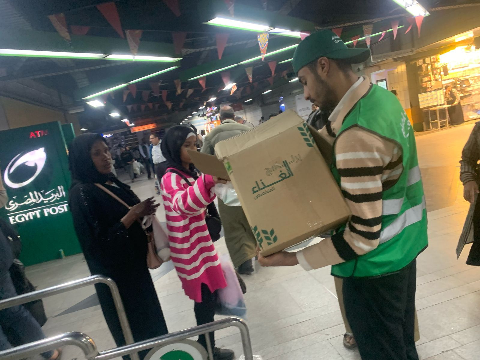 مترو الأنفاق: توزيع 150 ألف وجبة خفيفة لإفطار صائم بعدة محطات.. صور