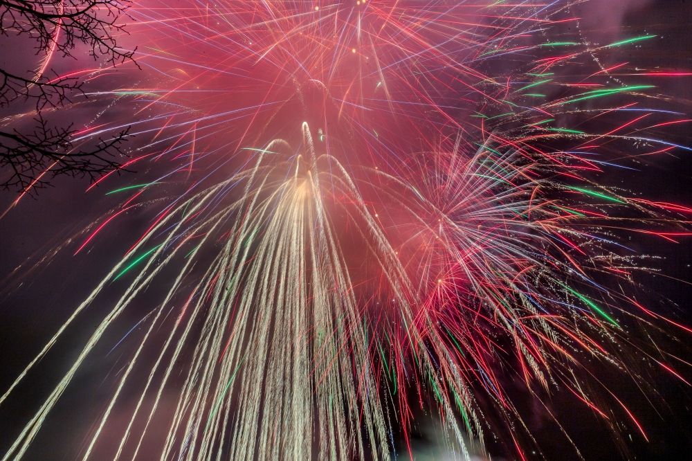 احتفالًا بعيد الفطر.. سماء المملكة تتألق بعروض الألعاب النارية