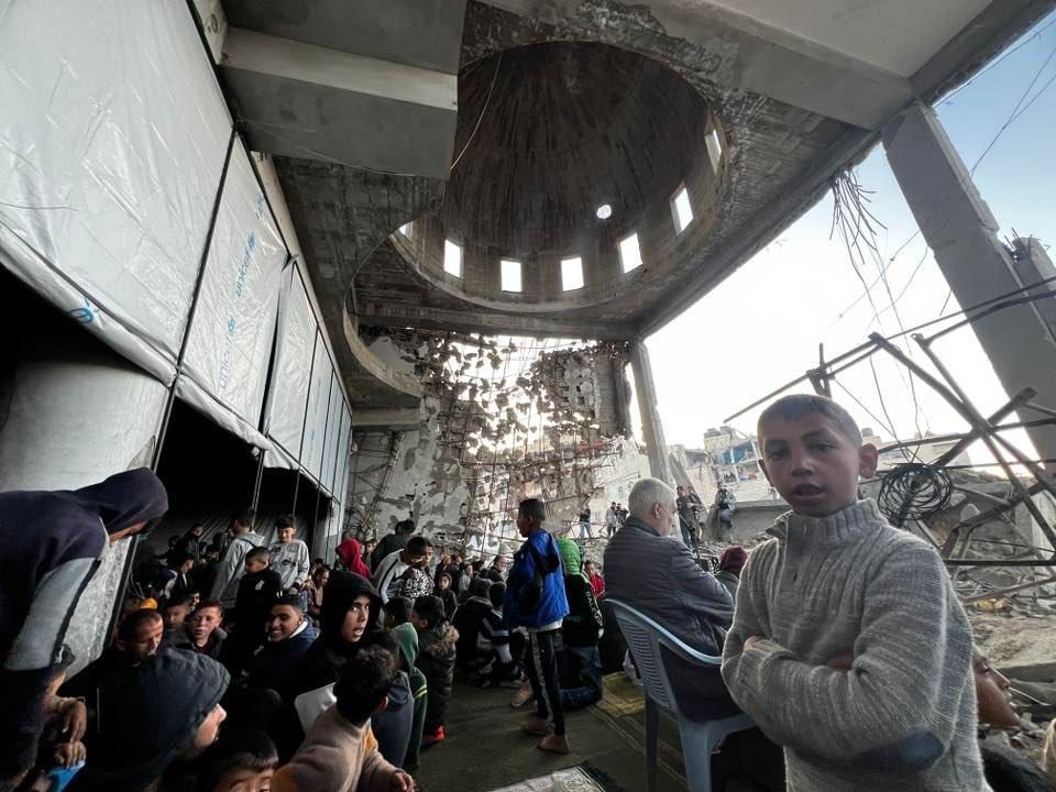 آلاف الفلسطينيون يؤدون صلاة العيد على أطلال منازلهم.. فيديو وصور