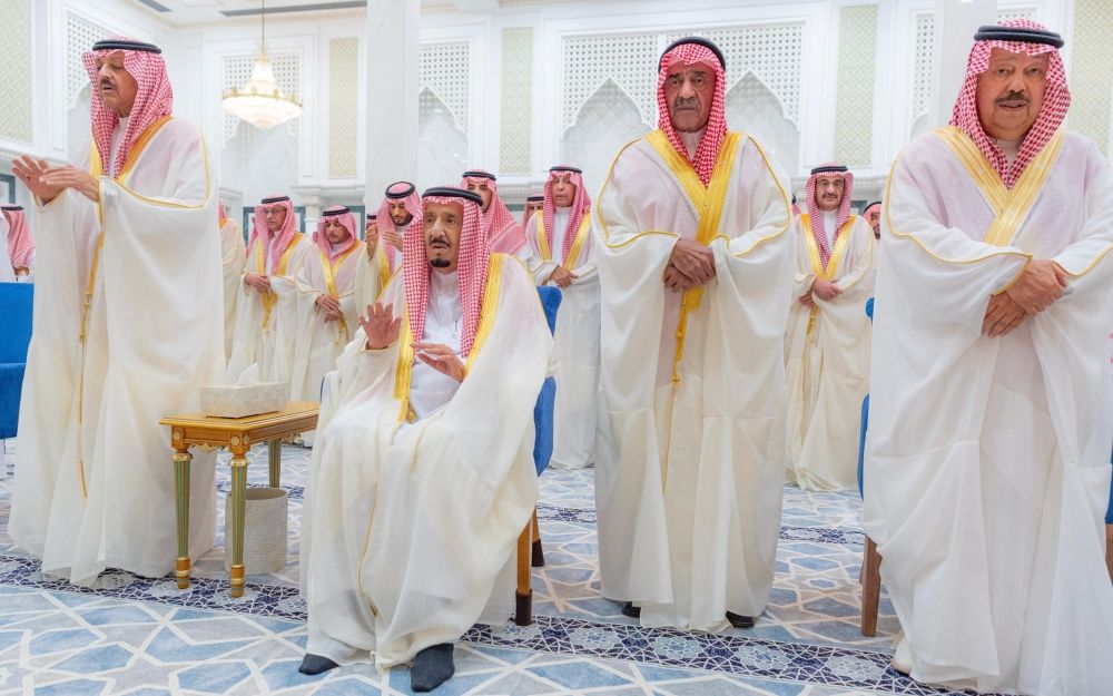 خادم الحرمين الشريفين يؤدي صلاة عيد الفطر في قصر السلام بجدة