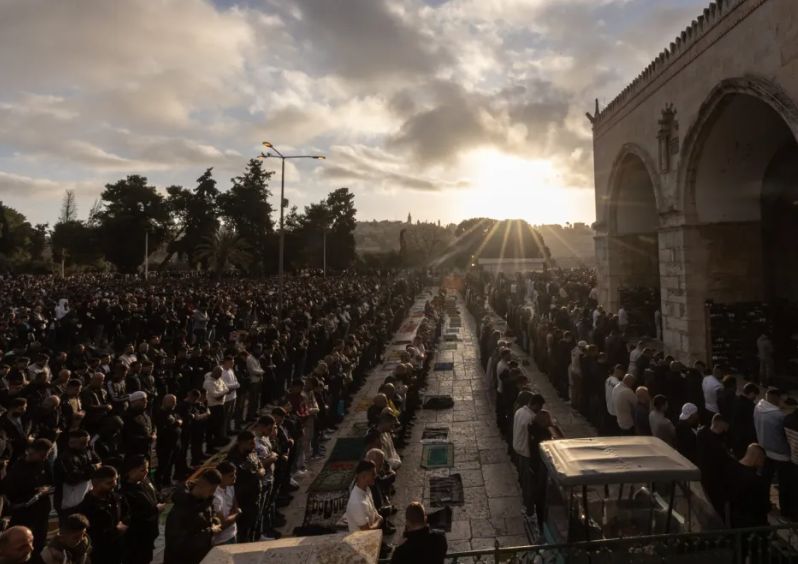 رغم إجراءات الاحتلال.. 120 ألفا يؤدون صلاة عيد الفطر فى المسجد الأقصى