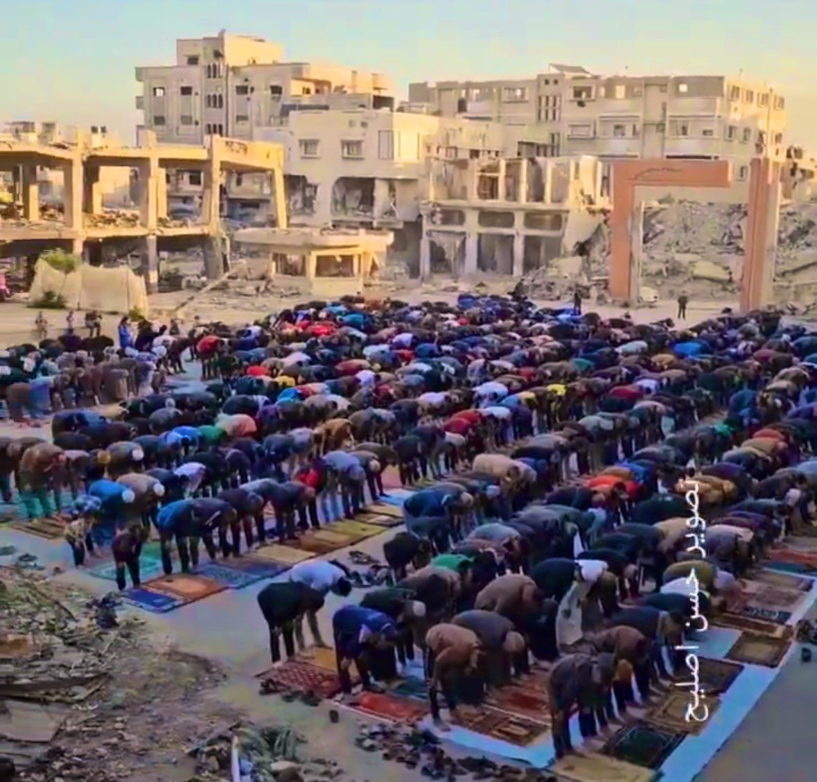 آلاف الفلسطينيون يؤدون صلاة العيد على أطلال منازلهم.. فيديو وصور