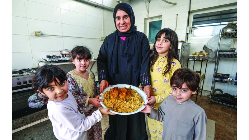 الامارات | «أم عبدالله» تقدم وجبات الإفطار بنكهة العطاء