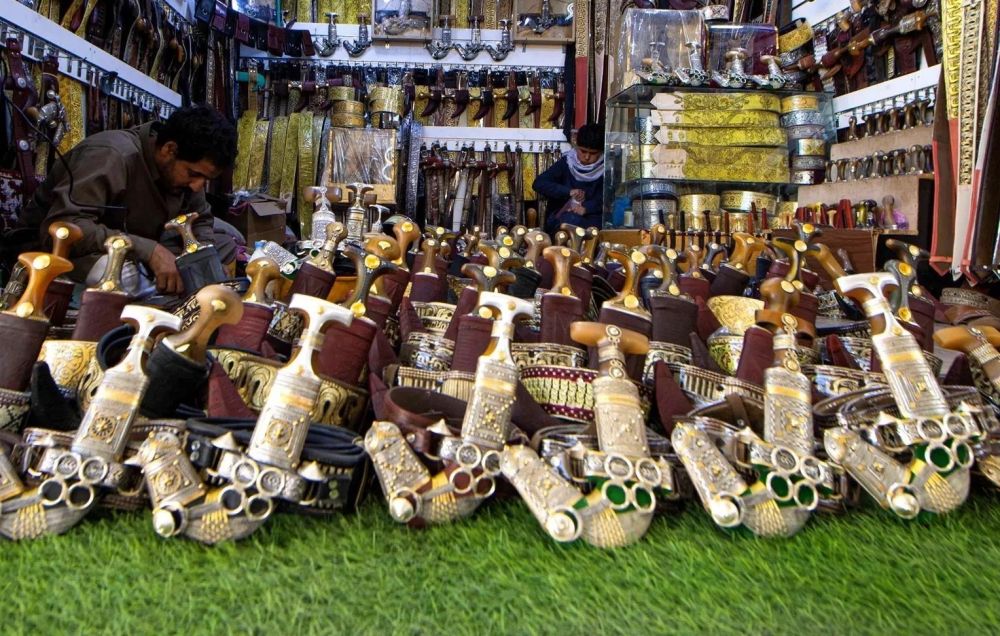 الجنبية رمز يجسد الأصالة والتاريخ في الأعياد والمناسبات بنجران