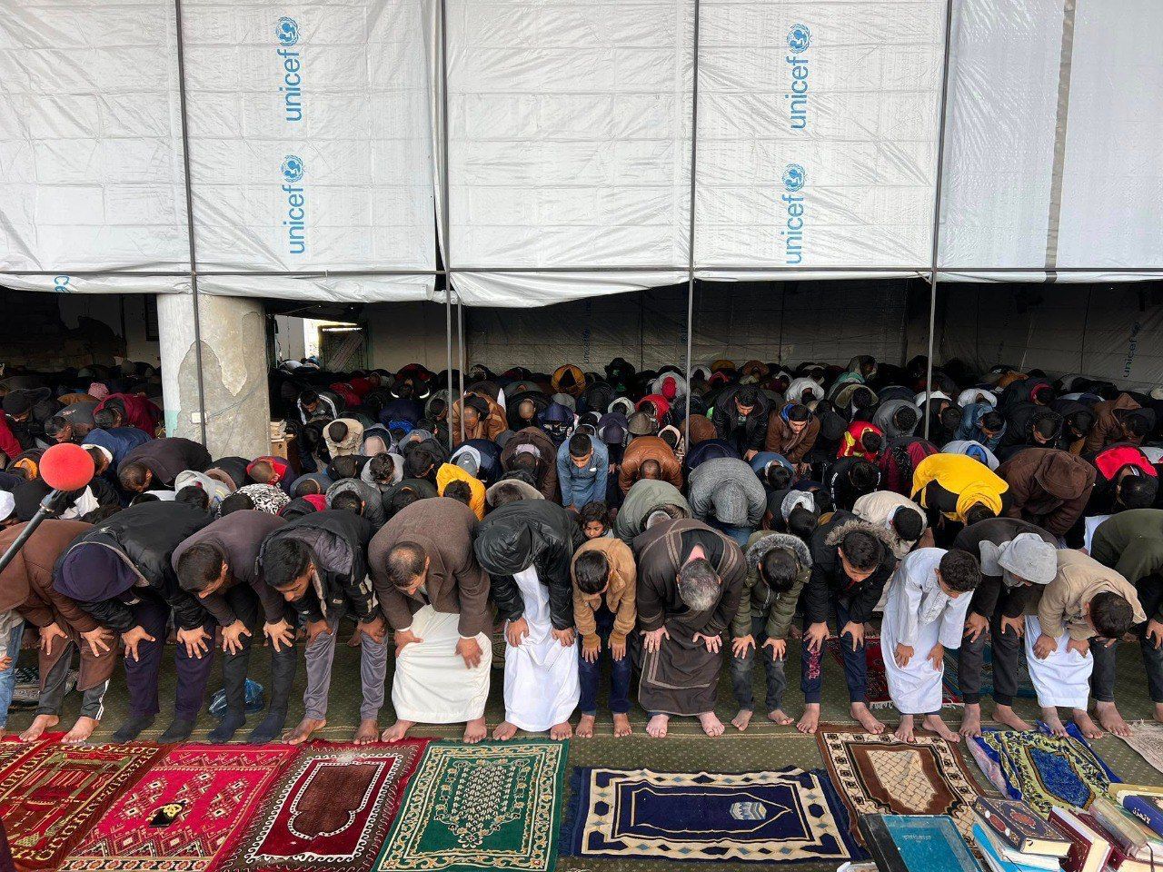 آلاف الفلسطينيون يؤدون صلاة العيد على أطلال منازلهم.. فيديو وصور