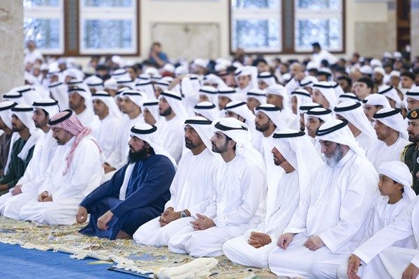 حمدان بن محمد يؤدي صلاة عيد الفطر في مسجد زعبيل الكبير