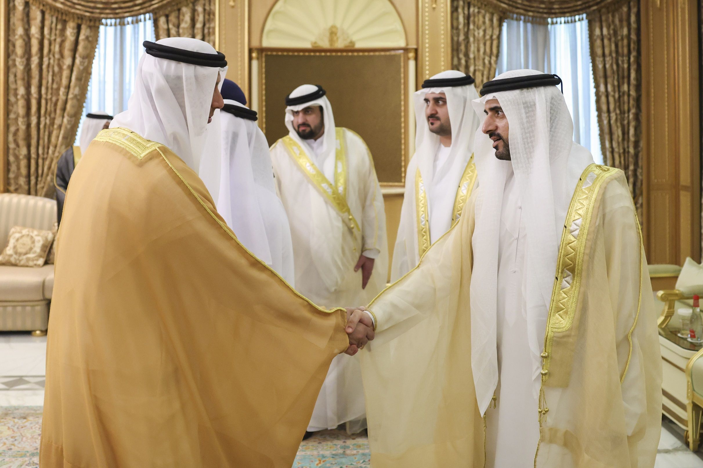 الامارات | حمدان ومكتوم بن محمد يستقبلان المهنئين بعيد الفطر السعيد