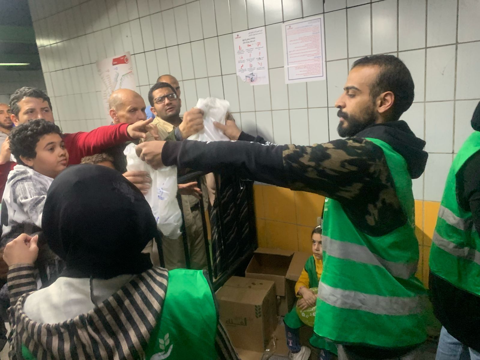 مترو الأنفاق: توزيع 150 ألف وجبة خفيفة لإفطار صائم بعدة محطات.. صور