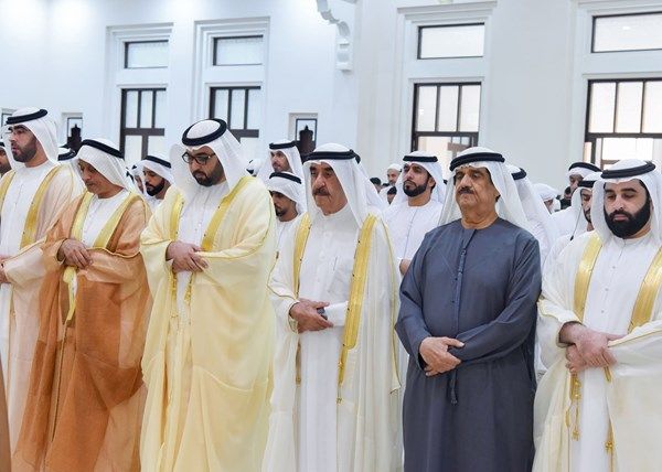 حاكم أم القيوين يؤدي صلاة عيد الفطر بمسجد الشيخ أحمد بن راشد المعلا