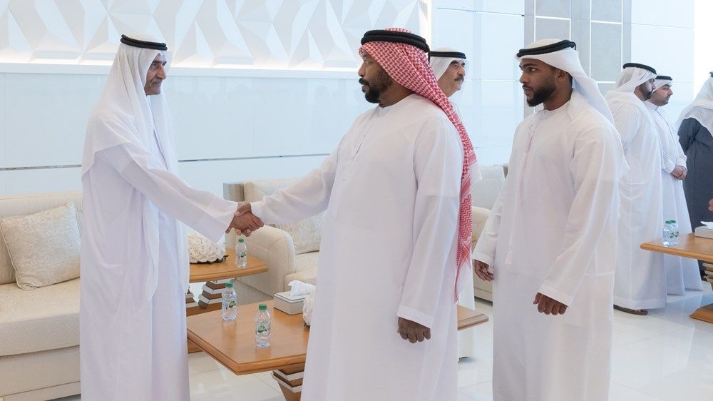 حاكم الفجيرة يقدم واجب العزاء في وفاة الشيخة حصة بنت حميد بن عبدالرحمن الشامسي