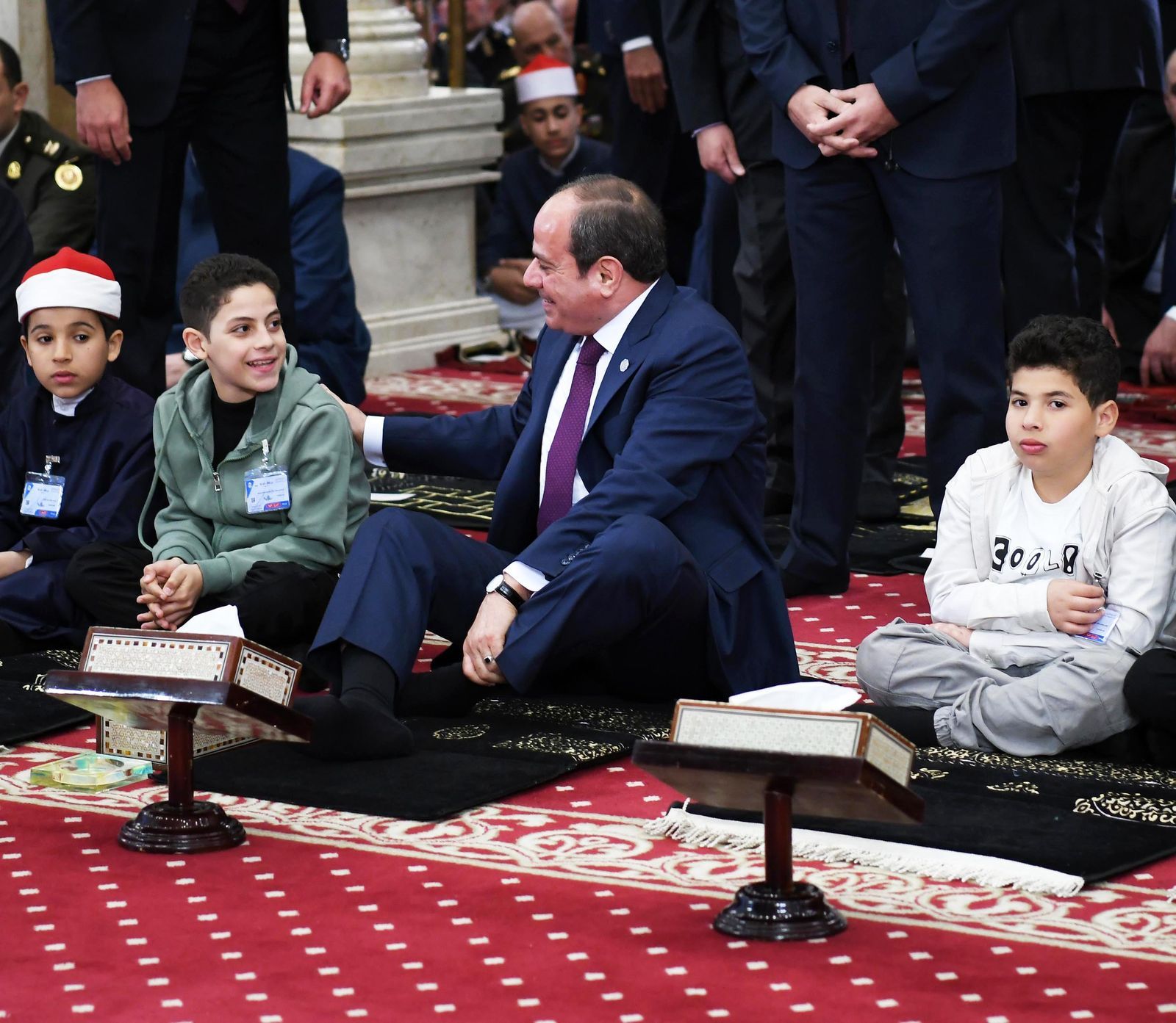الرئيس السيسى يؤدى صلاة عيد الفطر بمسجد المشير ويكرّم أسر شهداء القوات المسلحة والشرطة.. صور