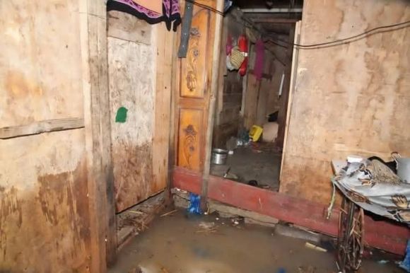 شاهد..هذا ما فعله البحر بالمنازل في ذوباب اليمنية