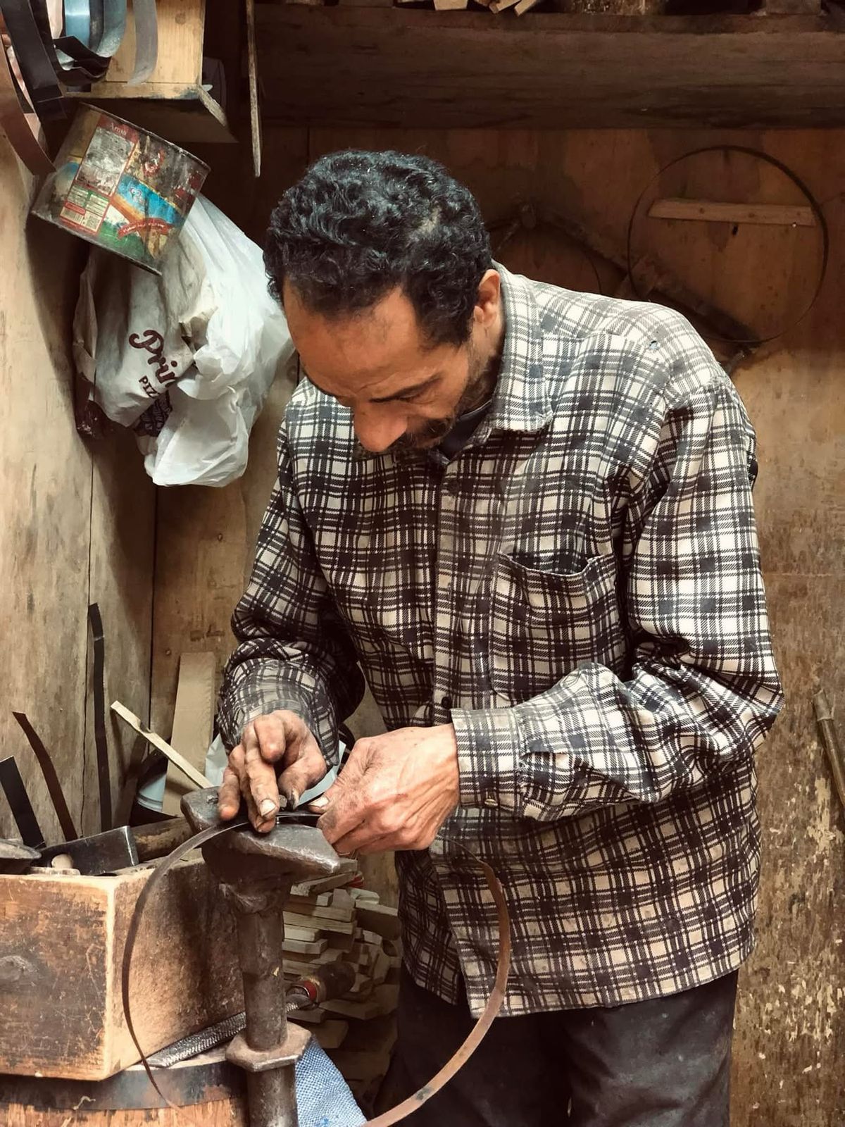 صناعة البراميل الخشبية.. تراث يقاوم الاندثار فى منطقة الدرب الأحمر.. صور