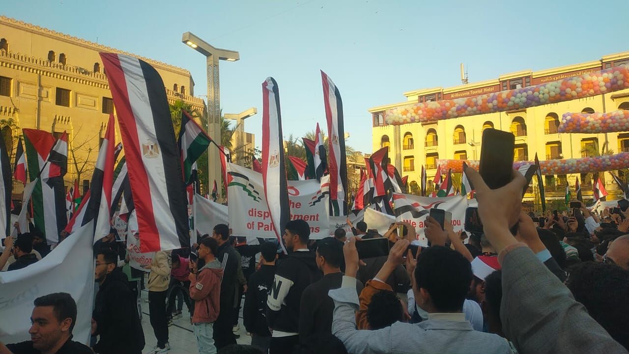 الآلاف يؤدون صلاة عيد الفطر المبارك بمسجد الإمام الحسين ويرفعون أعلام فلسطين