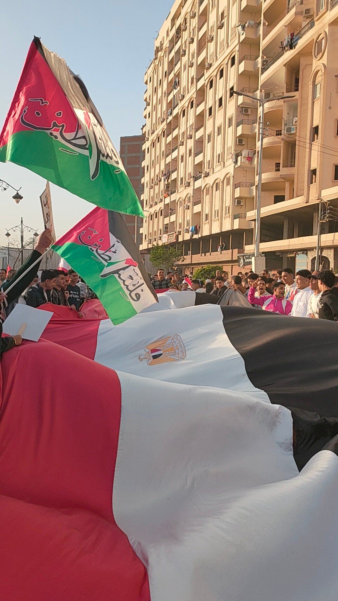 مسيرة لآلاف المواطنين في الغربية بعد صلاة العيد تضامنا مع غزة.. صور