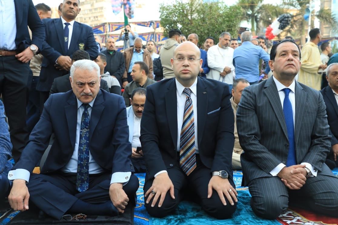 نائب محافظ الجيزة يؤدى صلاة عيد الفطر بساحة مسجد مصطفى محمود بالدقى