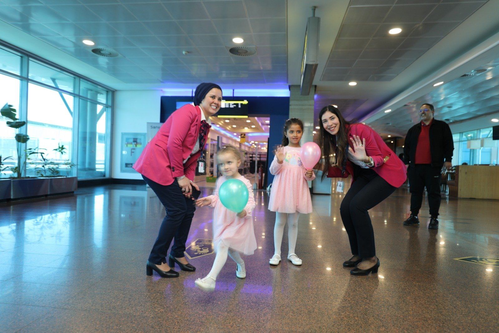 مطار القاهرة يحتفل مع المسافرين بعيد الفطر المبارك.. صور