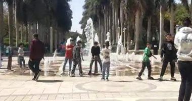 فيديو.. نافورة حديقة الأزهر تجذب الزوار فى أول أيام عيد الفطر