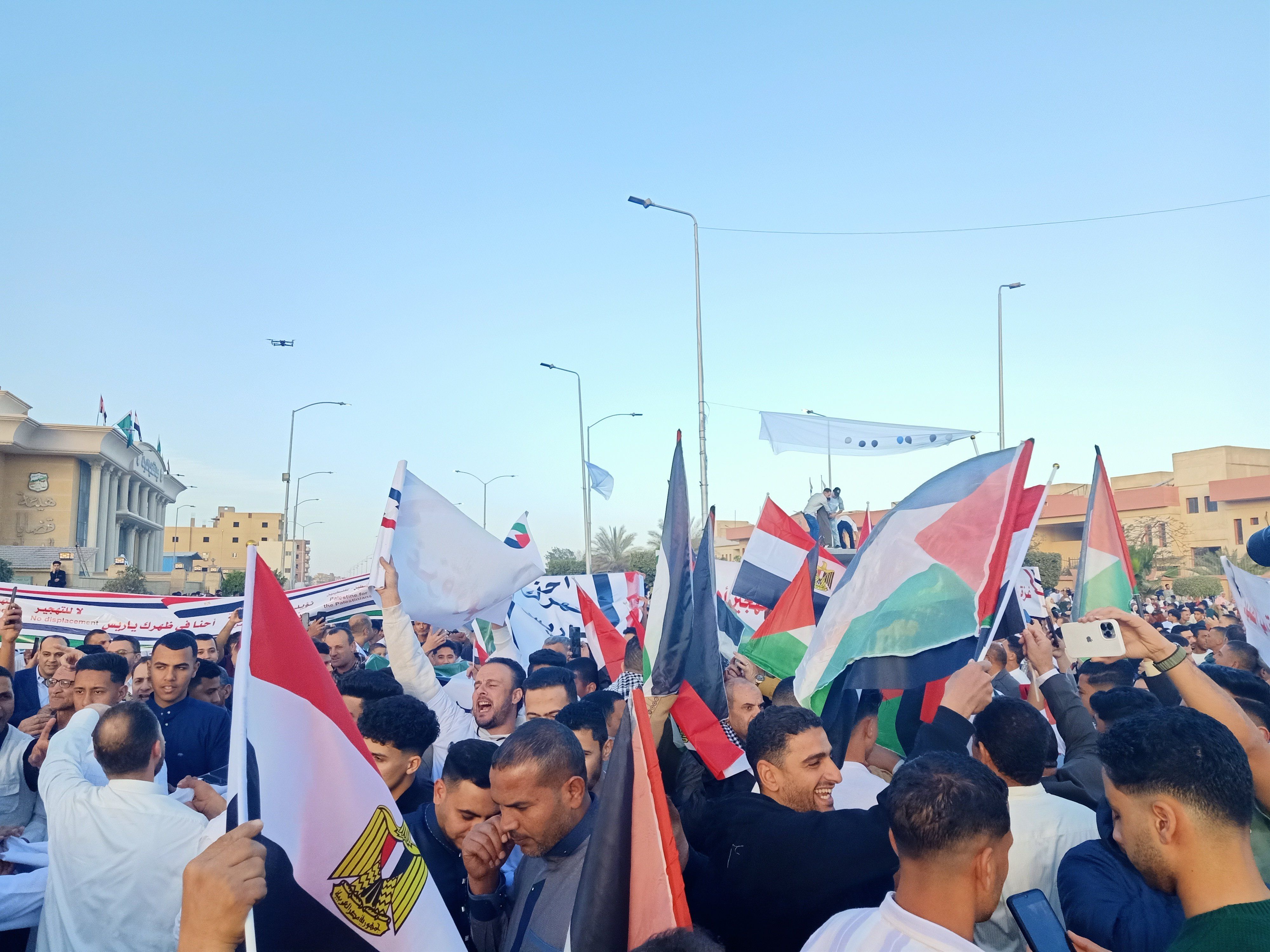 الآلاف من أبناء بنى سويف يرفضون تهجير الفلسطينيين ويرفعون الأعلام الفلسطينية