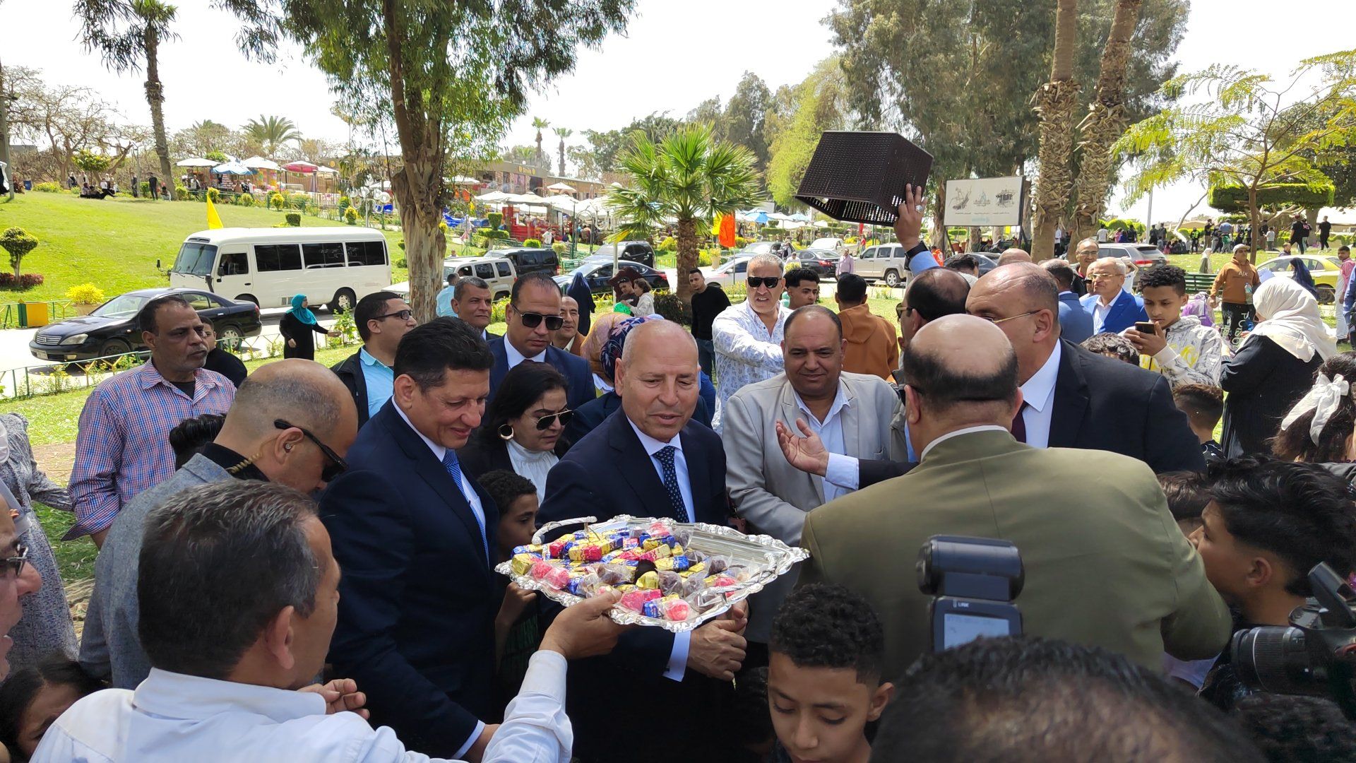 محافظ القاهرة يوزع الحلوى والهدايا على الأطفال بالحديقة الدولية.. صور