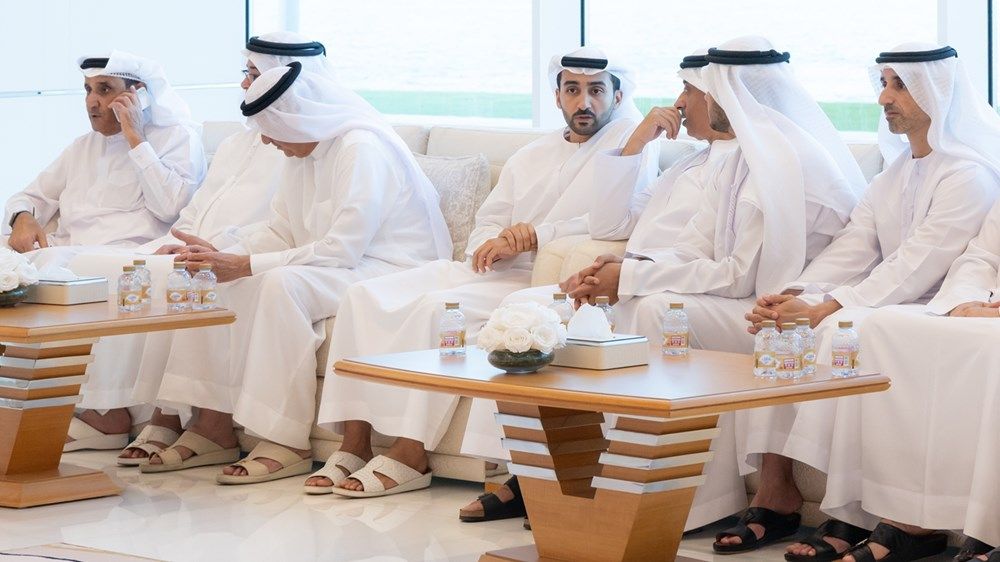 حاكم الفجيرة يقدم واجب العزاء في وفاة الشيخة حصة بنت حميد بن عبدالرحمن الشامسي