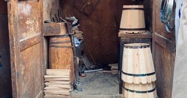 صناعة البراميل الخشبية.. تراث يقاوم الاندثار فى منطقة الدرب الأحمر.. صور