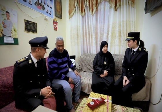 تنفيذا لتوجيهات الرئيس.. الداخلية تزور أسر الشهداء فى العيد