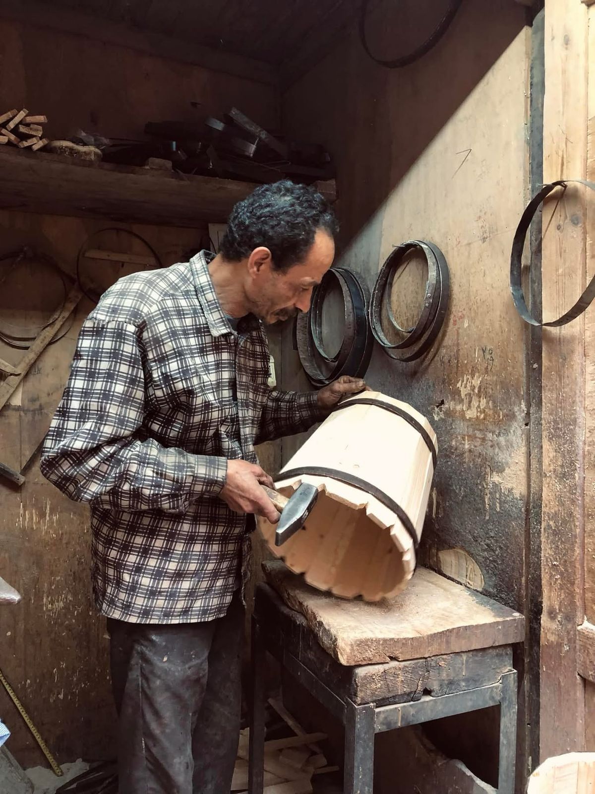 صناعة البراميل الخشبية.. تراث يقاوم الاندثار فى منطقة الدرب الأحمر.. صور