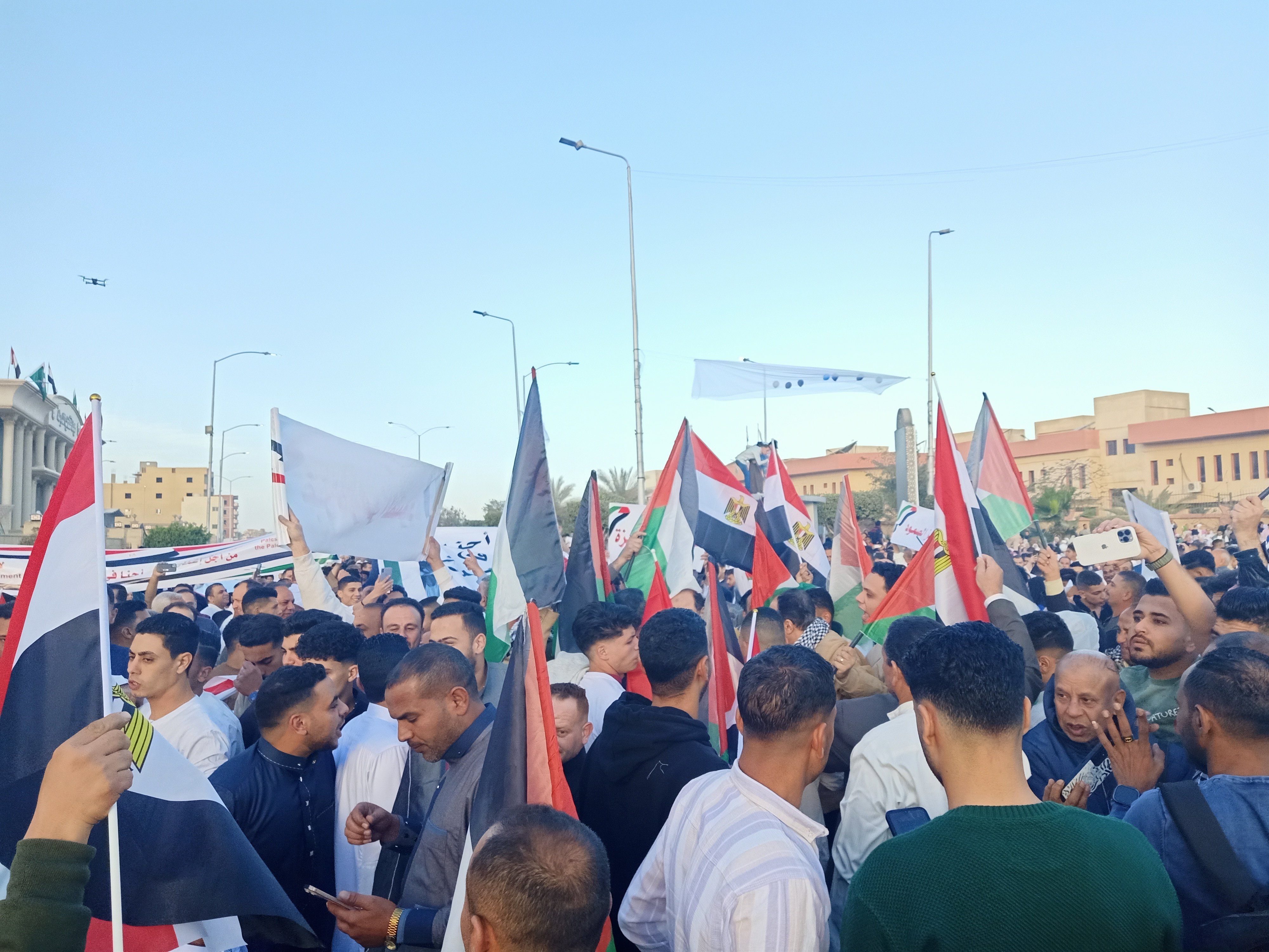 الآلاف من أبناء بنى سويف يرفضون تهجير الفلسطينيين ويرفعون الأعلام الفلسطينية