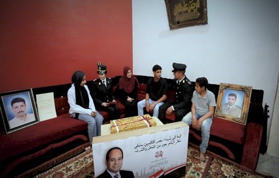 تنفيذا لتوجيهات الرئيس.. الداخلية تزور أسر الشهداء فى العيد