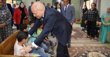 محافظ القاهرة يوزع العدية على الأيتام بالمعادى احتفالا بالعيد