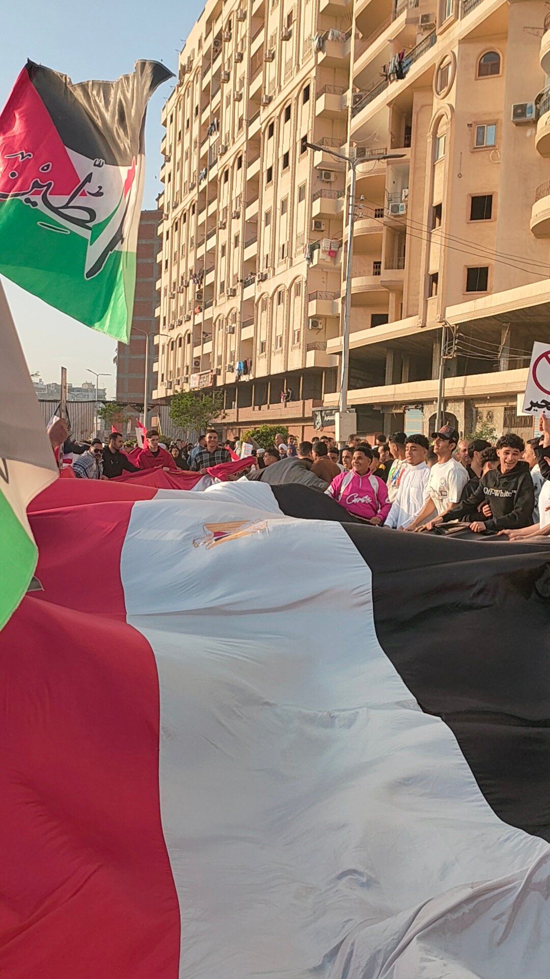 مسيرة لآلاف المواطنين في الغربية بعد صلاة العيد تضامنا مع غزة.. صور