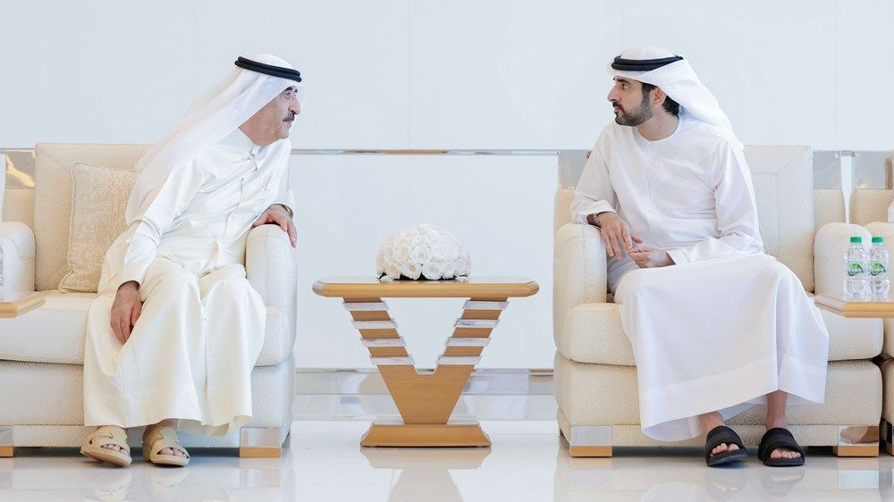 حمدان بن محمد يقدّم واجب العزاء لحاكم أم القيوين في وفاة الشيخة حصة بنت حميد بن عبدالرحمن الشامسي